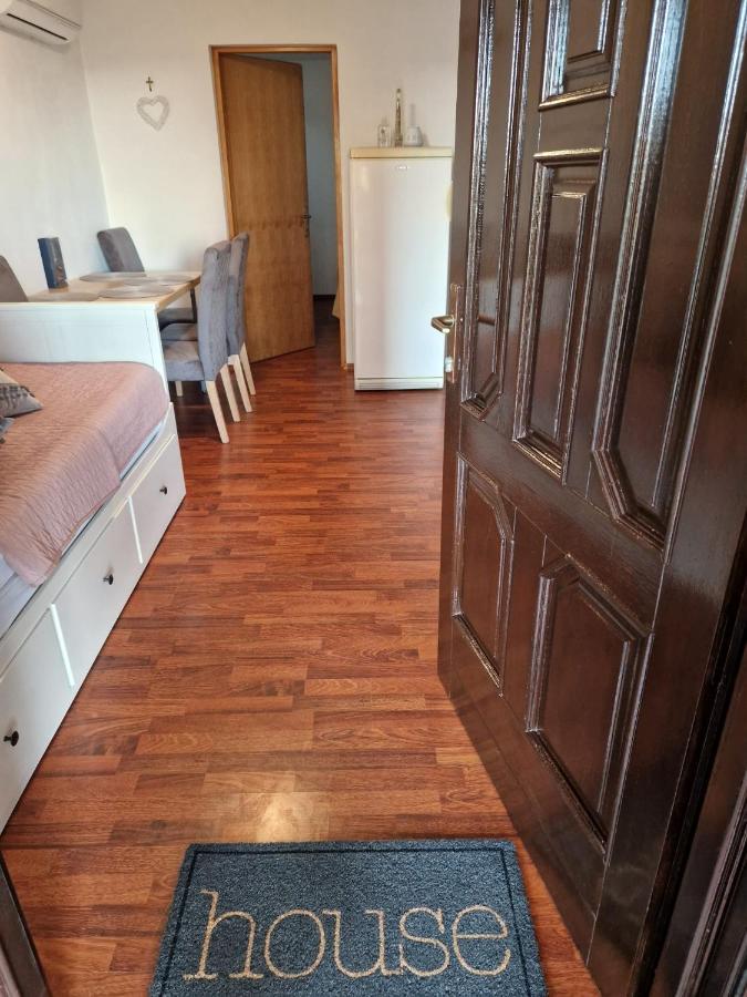 Apartment Misic Ртина Екстериор снимка